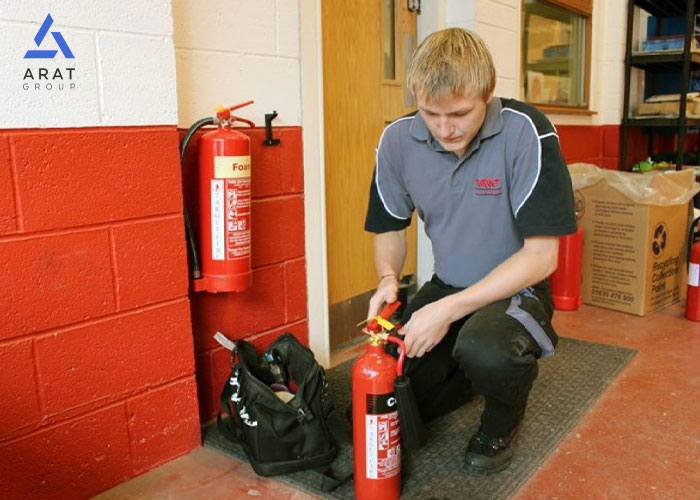 تخلیه‌ی مواد اطفای حریق پیش از شارژ مجدد کپسول آتش نشانی